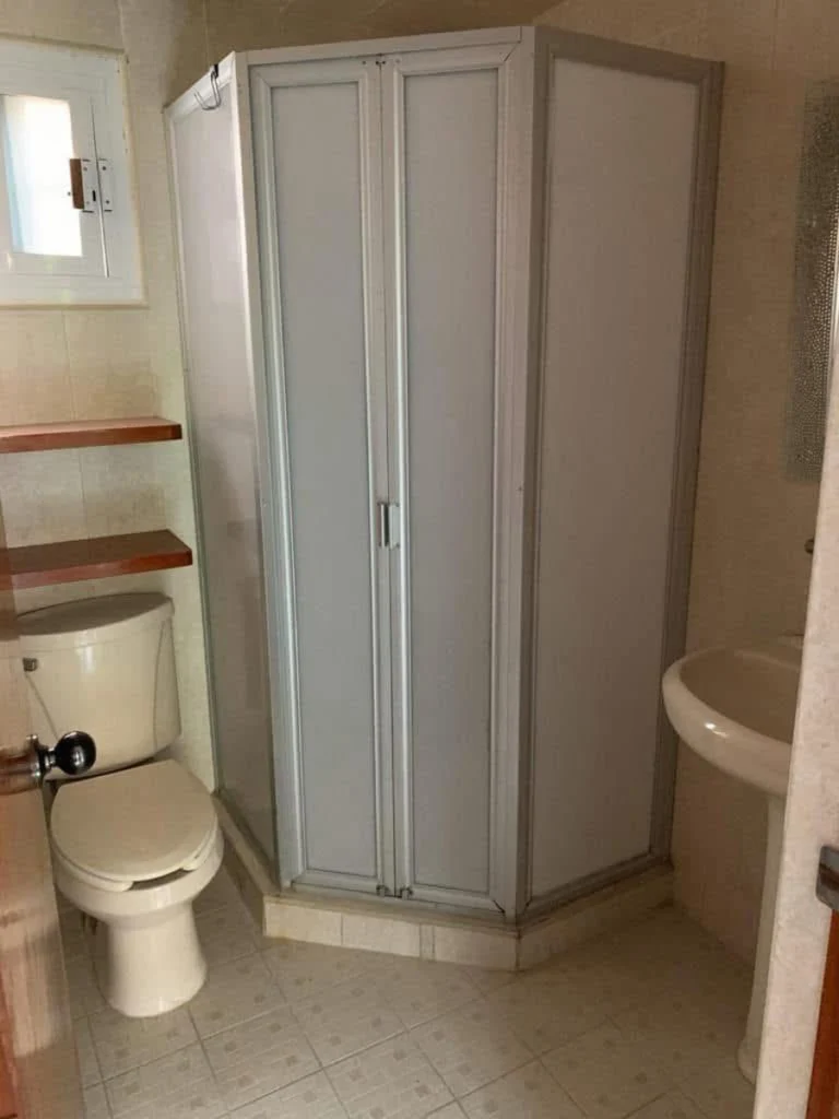 Baño completo con regadera del departamento en Lomas Verdes
