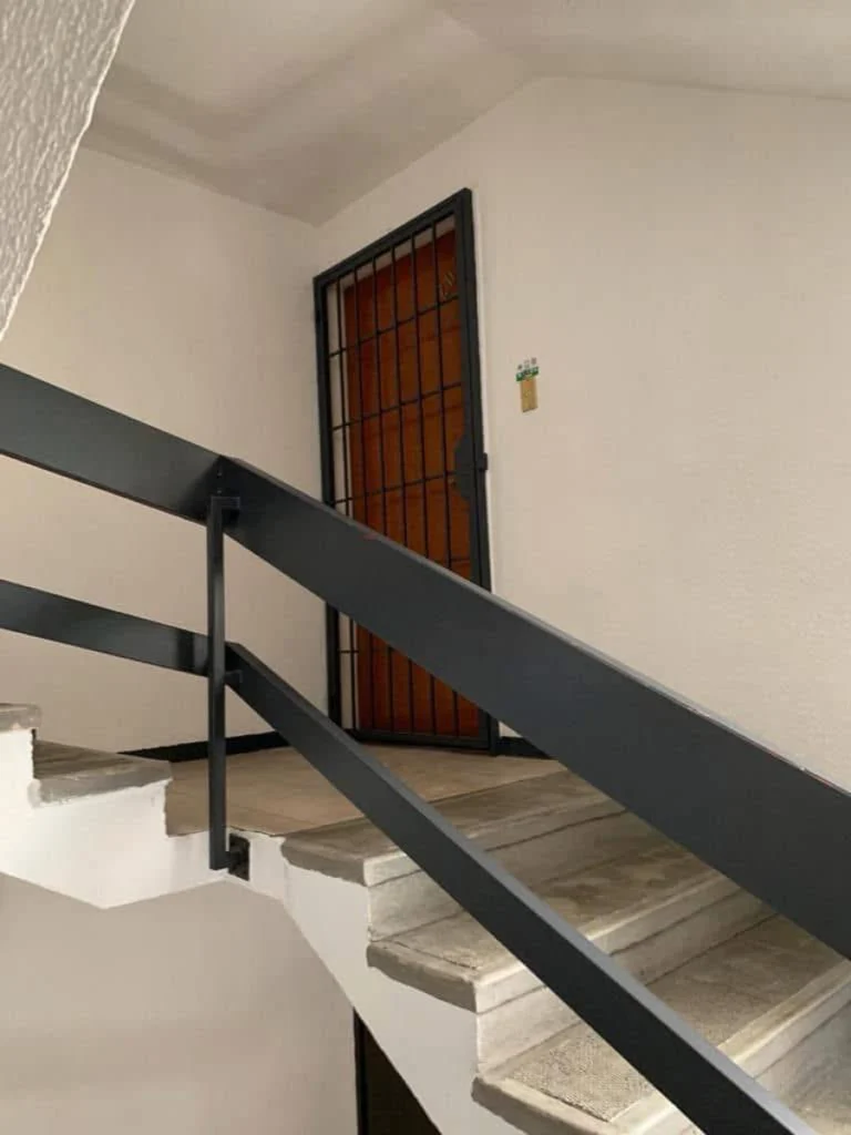 Escalera de acceso al departamento en Lomas Verdes 5a Sección