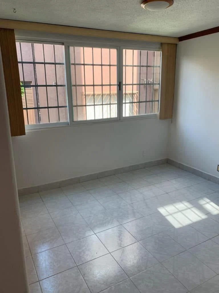 Recámara con ventana amplia del departamento en Lomas Verdes