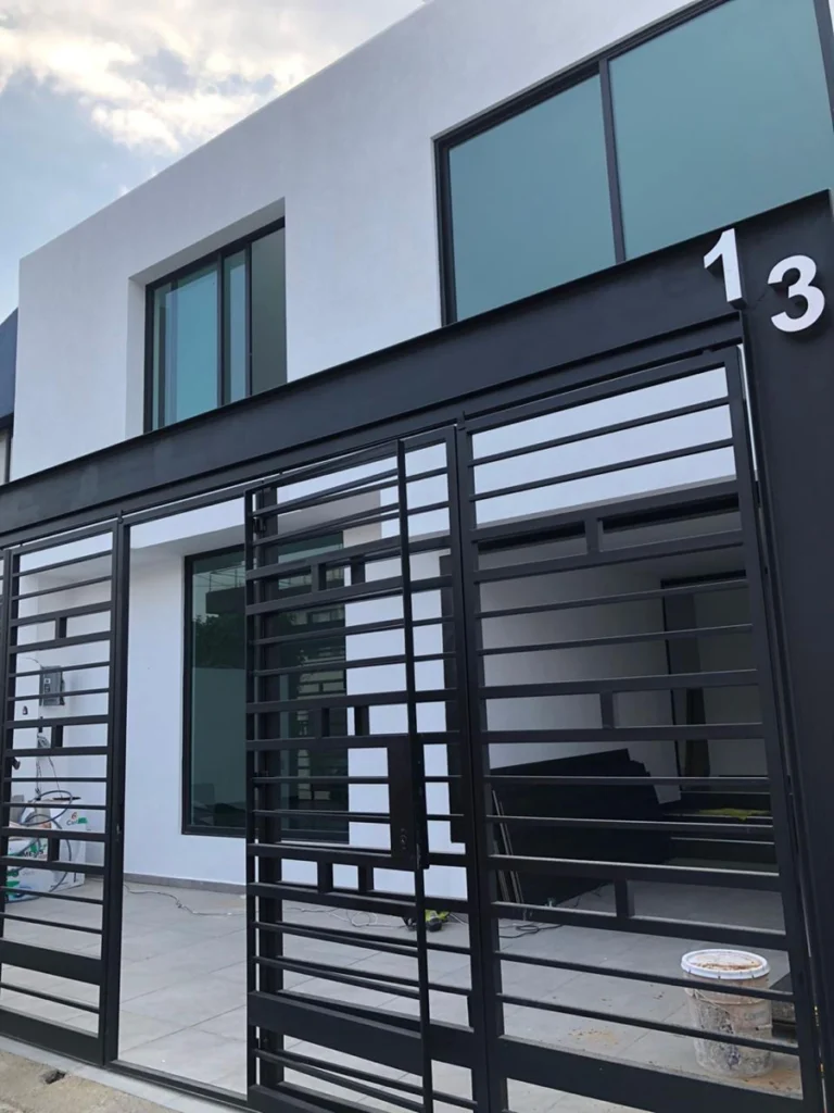 Fachada de casa nueva en venta en Jardines de Satélite, Naucalpan