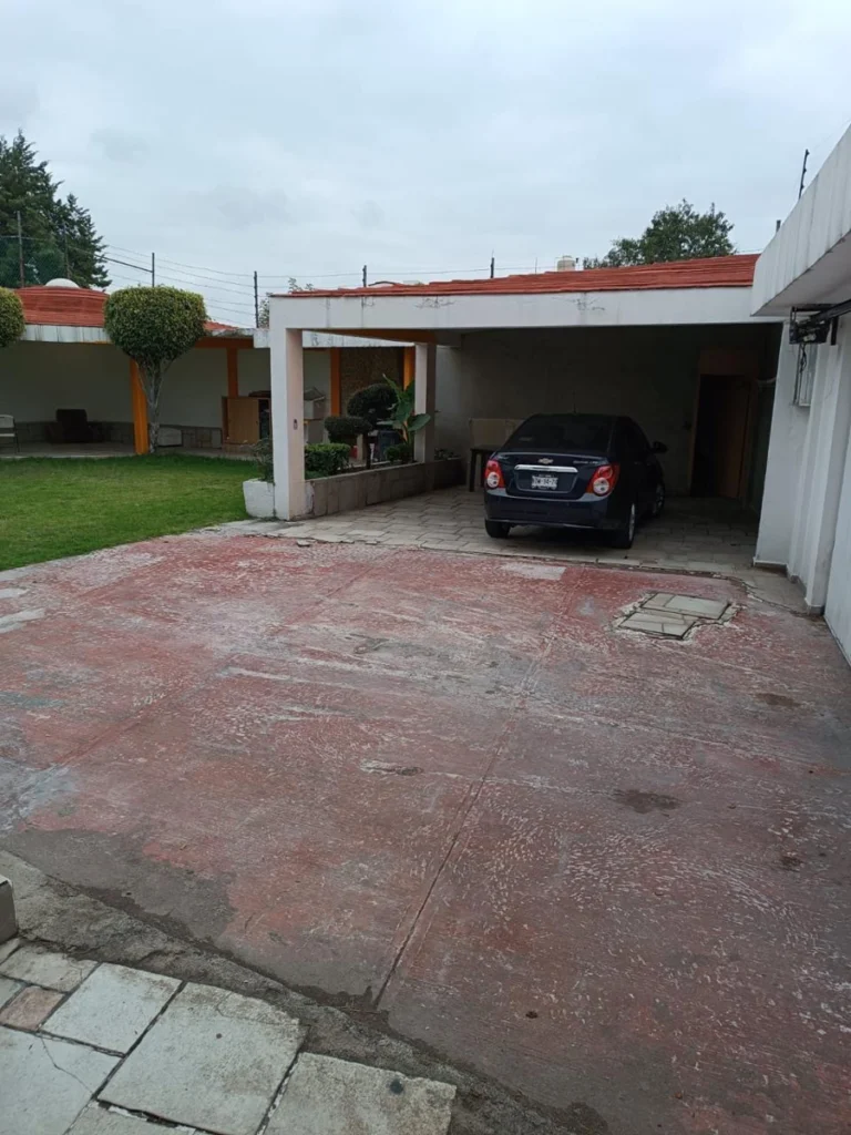 Cochera techada con acceso al patio