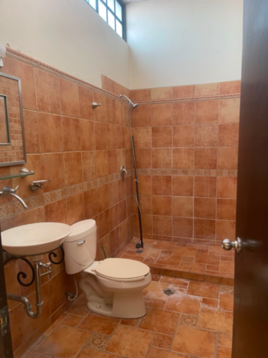 Baño completo con regadera de la casa en renta en Ciudad Satélite