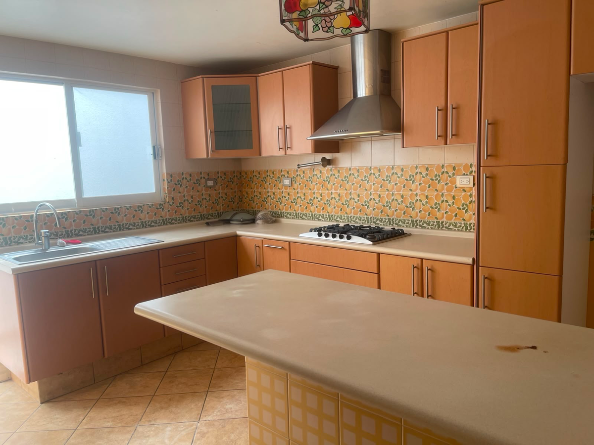 Cocina con barra desayunador de la casa en renta en Ciudad Satélite