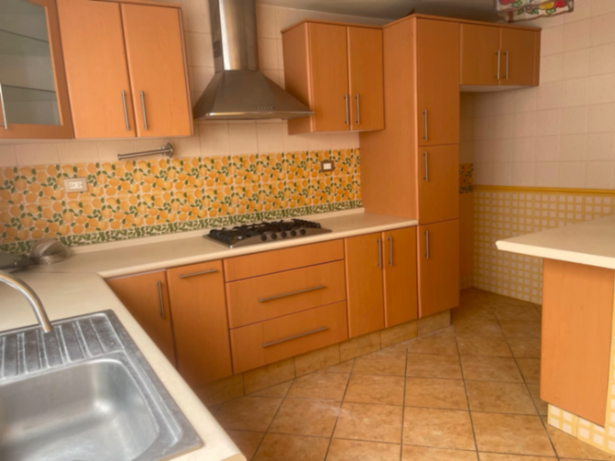 Cocina integral equipada con estufa de gas y campana en Ciudad Satélite