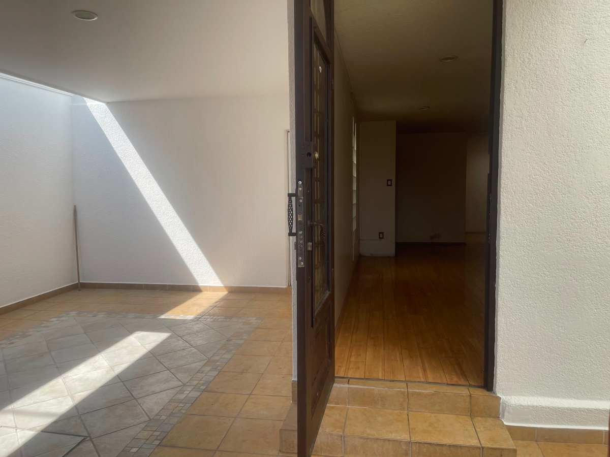 Entrada y vestíbulo con piso de duela de la casa en renta en Ciudad Satélite