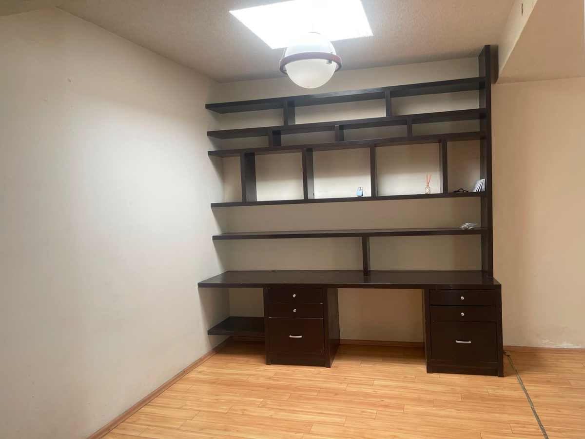 Estudio con librero y escritorio empotrados de la casa en Ciudad Satélite