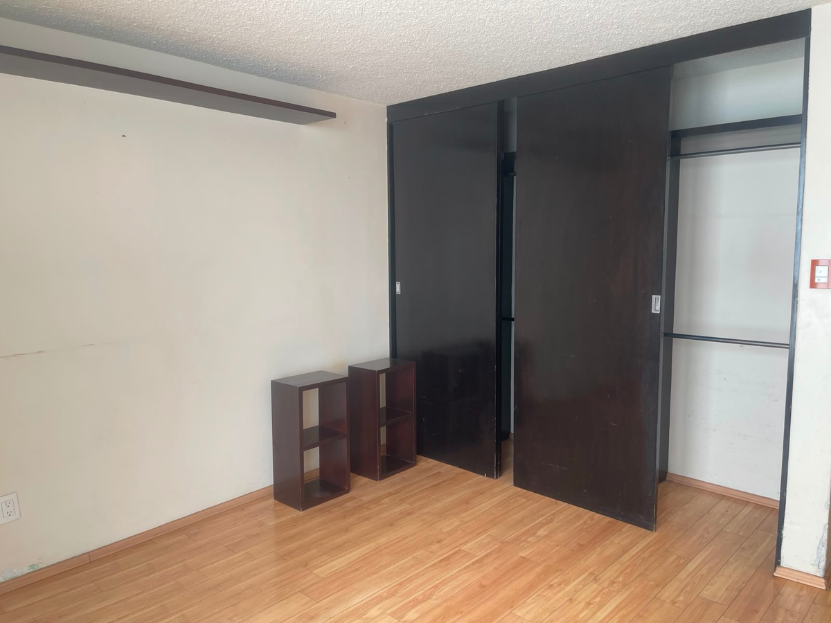 Recámara con clóset amplio y piso de duela en Ciudad Satélite, Naucalpan