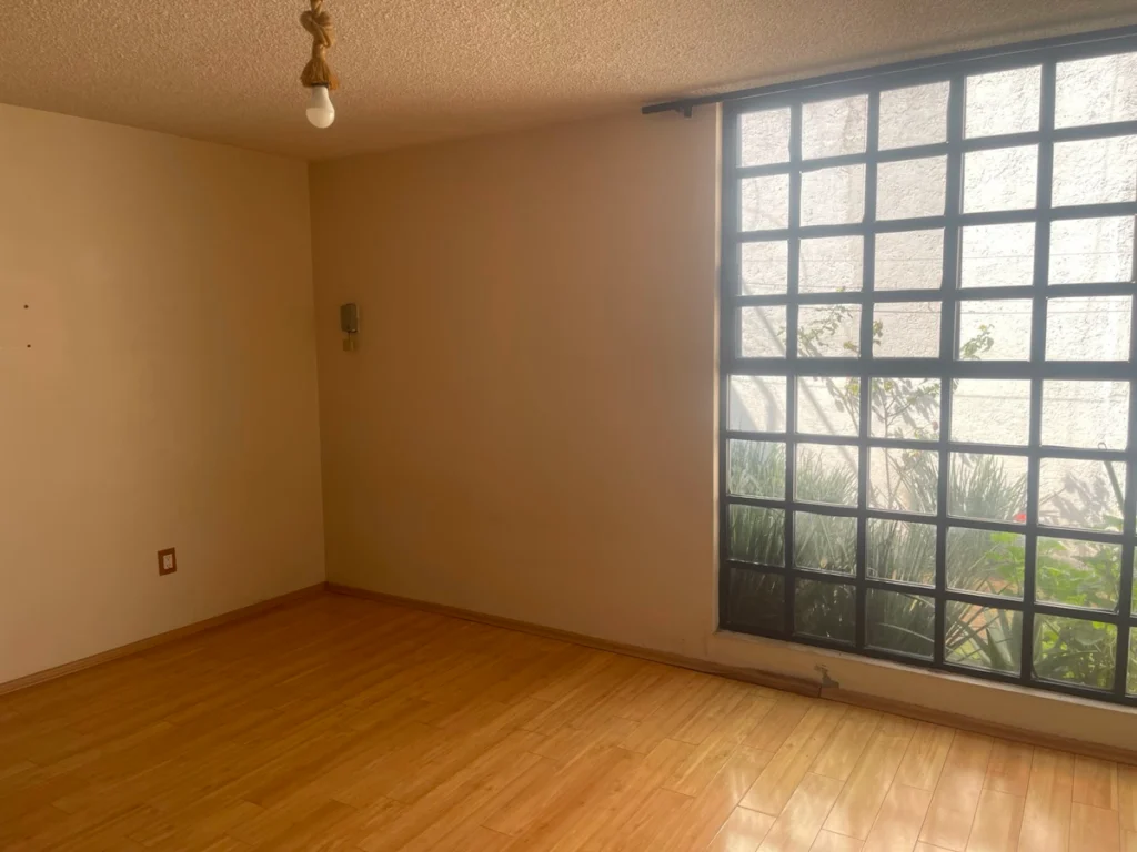 Casa en renta en Ciudad Satélite: sala con ventanal amplio hacia el jardín