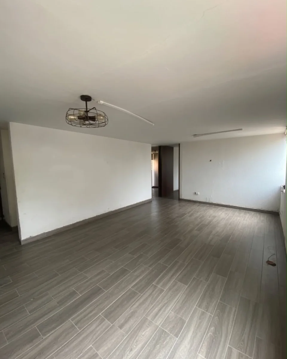 Estancia con ventilador de techo del departamento en venta en Lomas de Atizapán