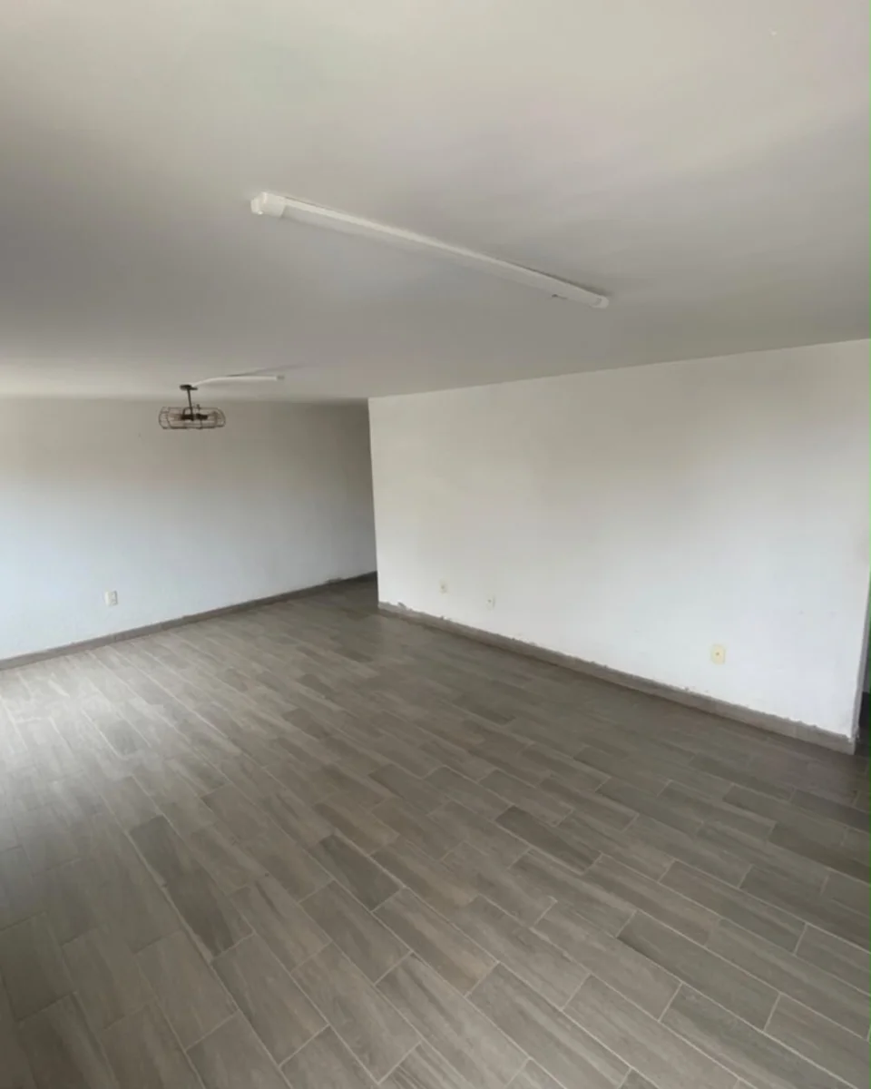Estancia amplia con piso de duela del departamento en venta en Lomas de Atizapán