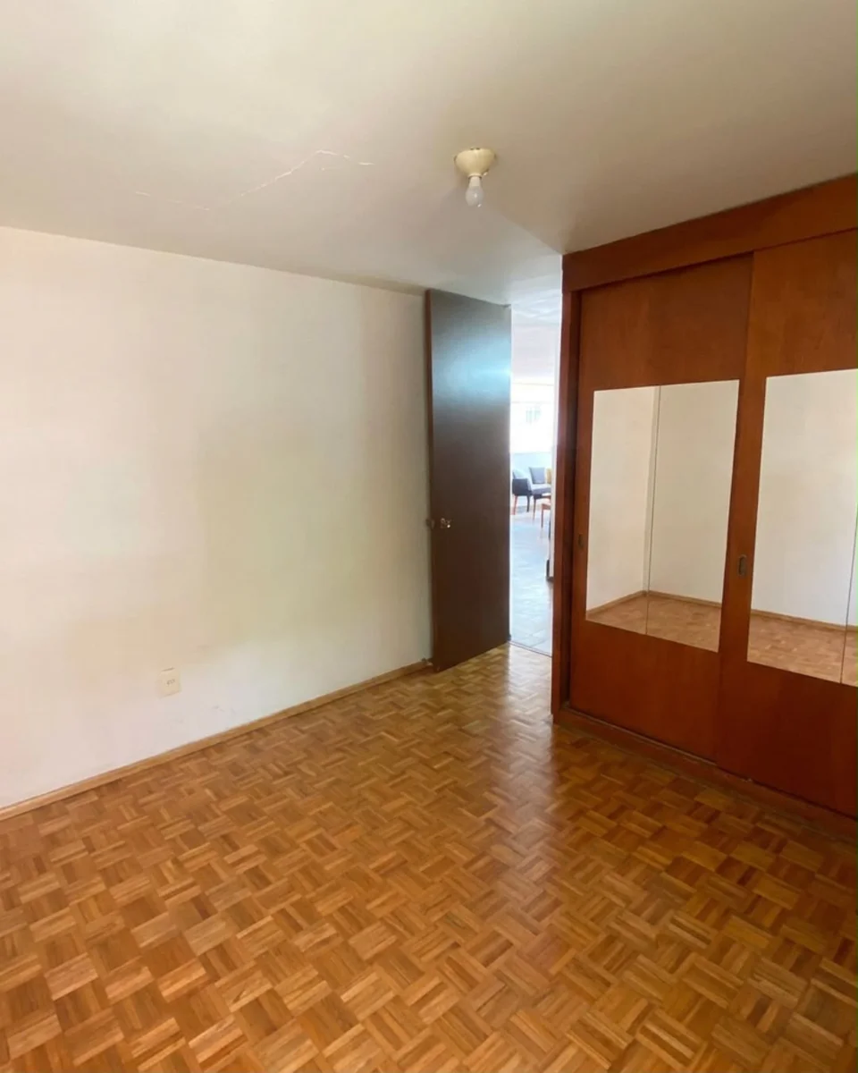 Recámara con clóset de madera del departamento en venta en Lomas de Atizapán