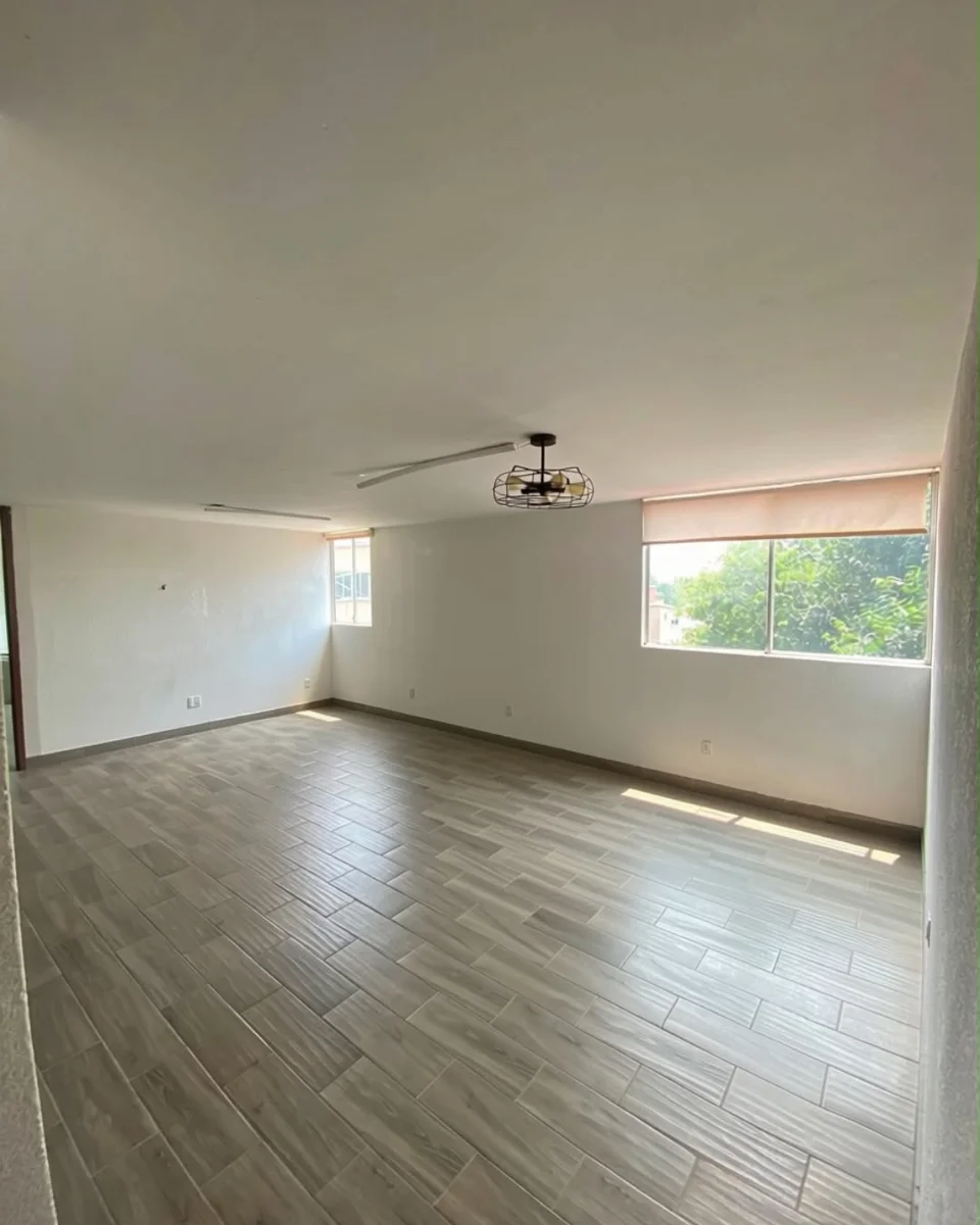 Sala comedor sin muebles con ventanal del departamento en venta en Lomas de Atizapán