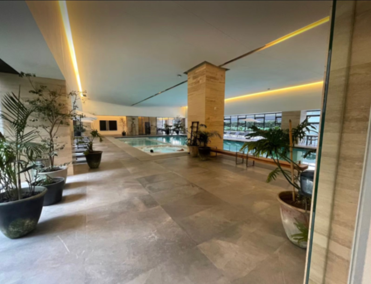 Alberca techada del edificio del departamento en venta en Polanco