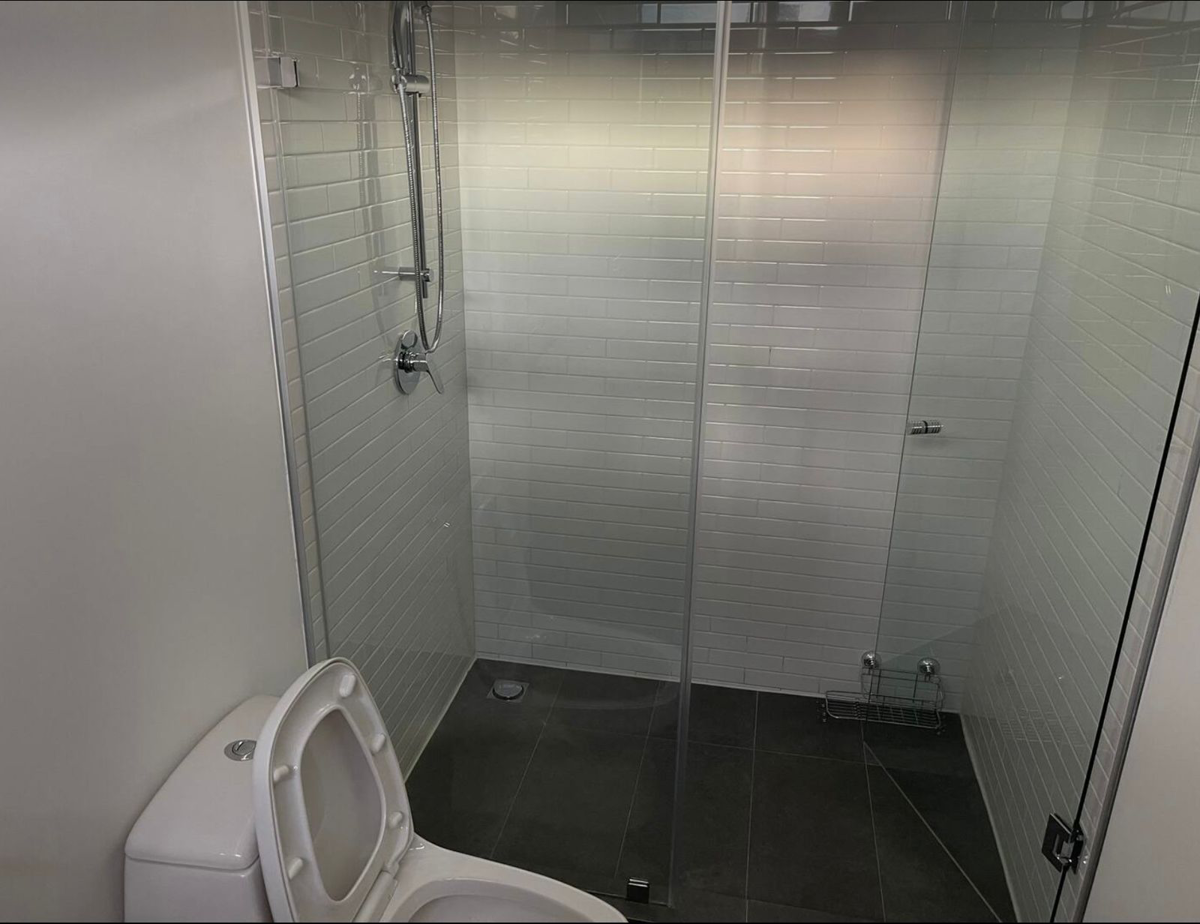 Baño completo con regadera de cristal del departamento en venta en Polanco I Sección