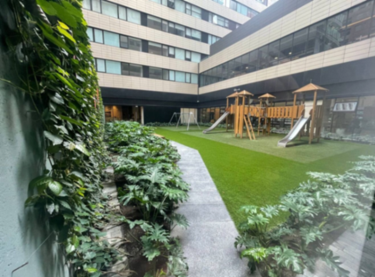 Jardín con áreas verdes y juegos infantiles del edificio en Polanco I Sección