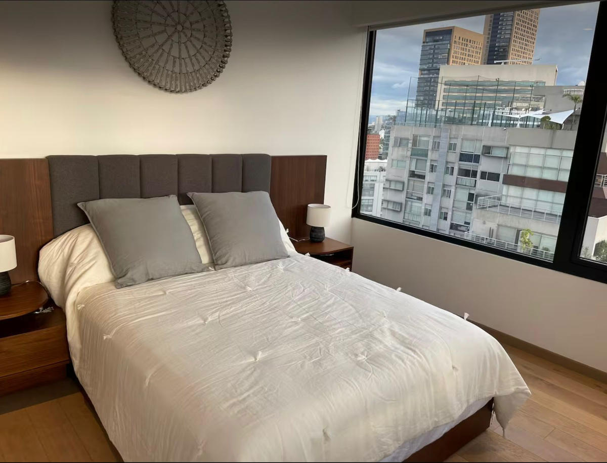 Recámara principal con ventanal y vista a la ciudad en Polanco I Sección