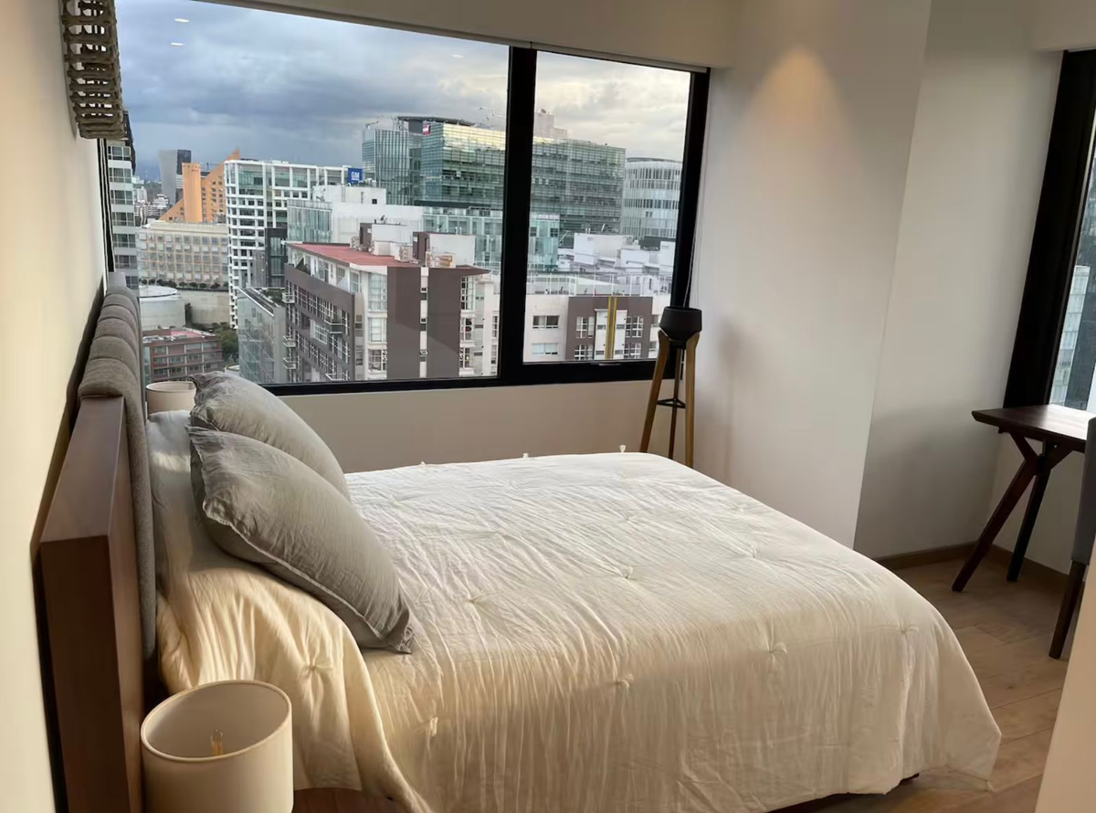 Segunda recámara con área de escritorio y vista a la ciudad en Polanco