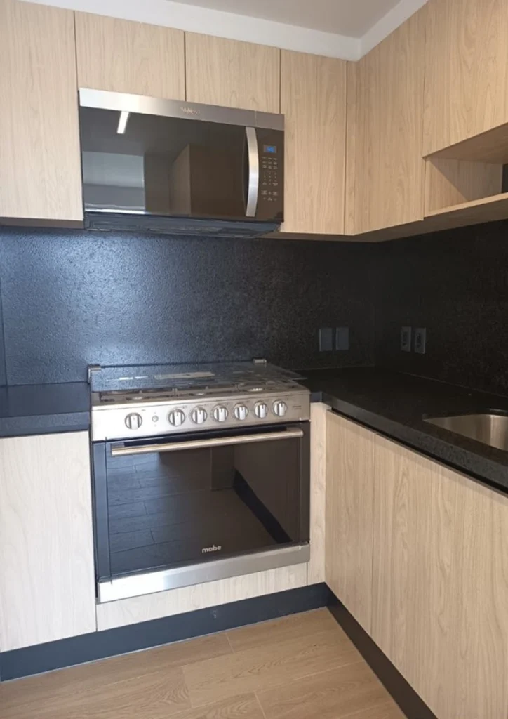 Cocina integral equipada del departamento