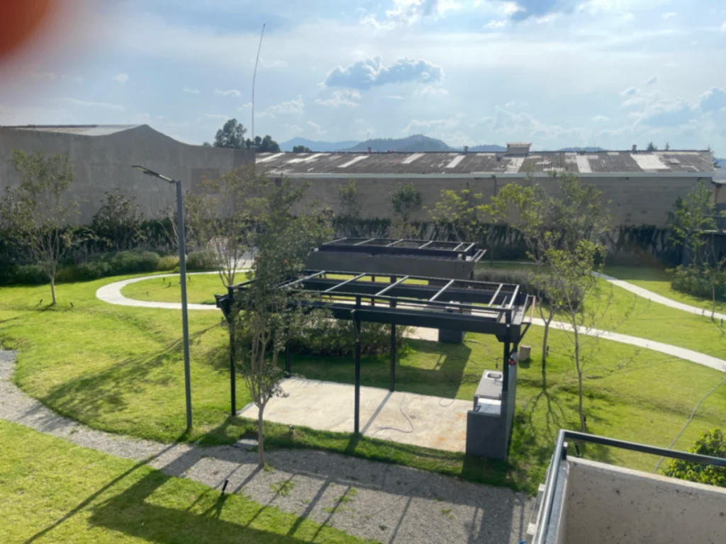 Jardines del conjunto con áreas verdes y andadores