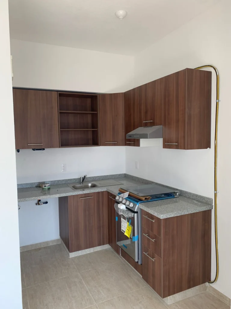 Cocina integral equipada con estufa del departamento en Lago Esmeralda