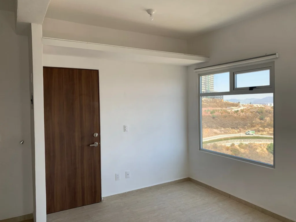 Recámara con ventana del departamento en Lago Esmeralda, Atizapán
