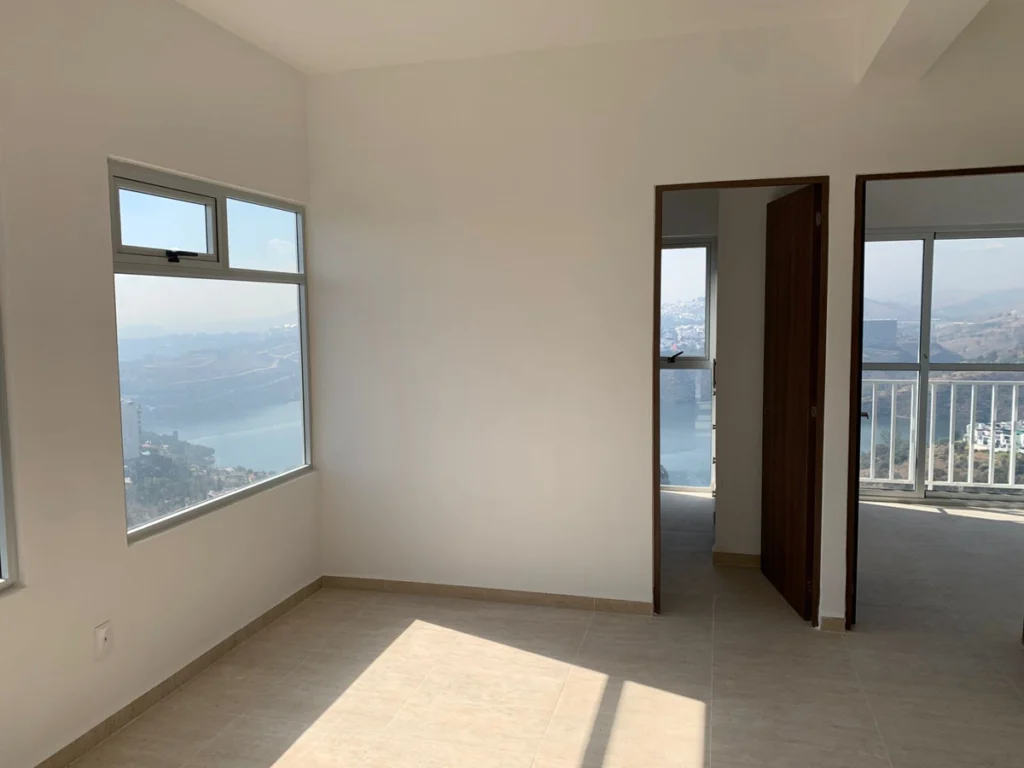 Estancia con ventana y salida al balcón del departamento en Lago Esmeralda